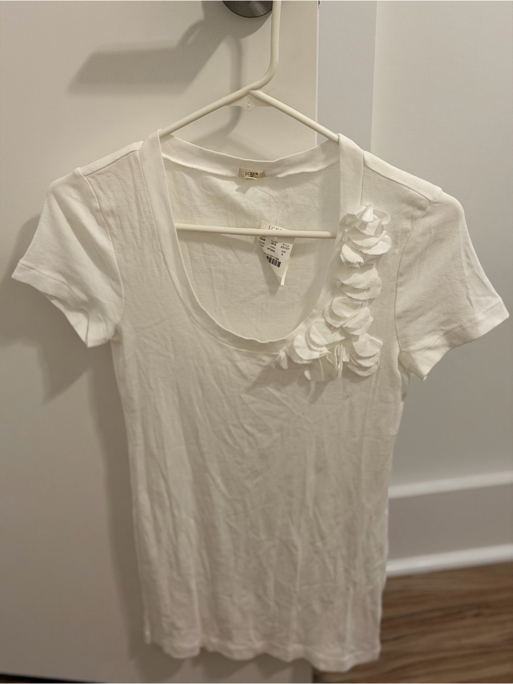New J.Crew White Short-Sleeve Scoop Neck Tee with Floral Appliqué, size small